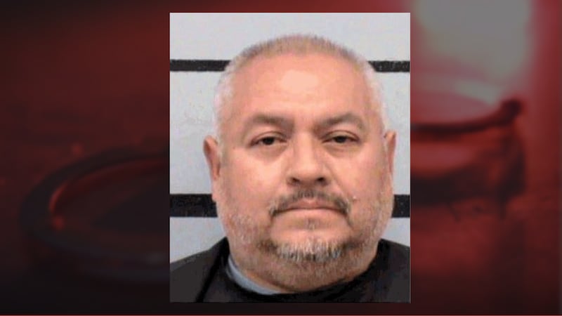 Flores, está acusado de agredir reiteradamente a una menor, quien era amiga de su hijo