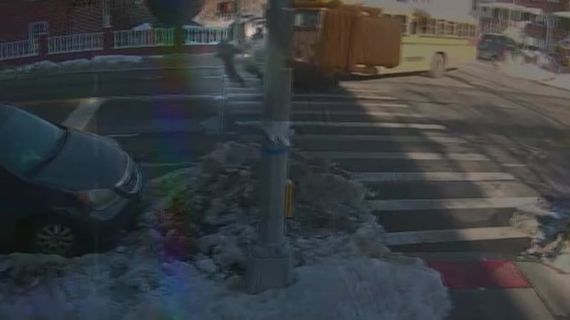 Muere niña de 11 años después de ser atropellada por autobús escolar. En un video se ve a la...