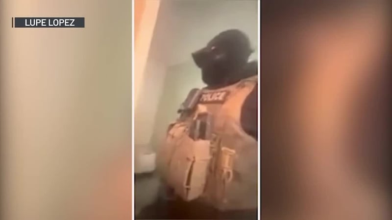 Captan momento en que agentes entran a una habitación mientras la familia lloraba y gritaba....