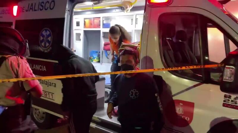 Cinco personas resultaron heridas el Martes por la mañana después de que un vehículo se...