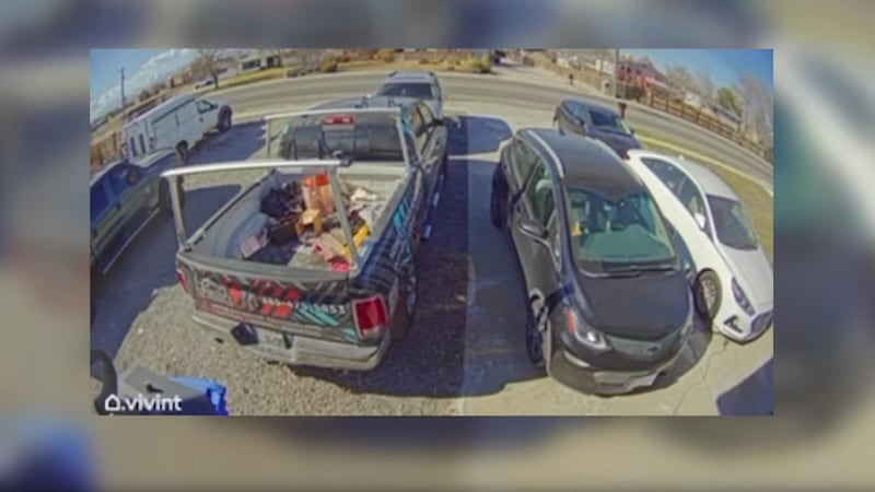 Madre dice que mandó a su hija de 15 años en auto Lyft mientras la rastreaba por su celular,...