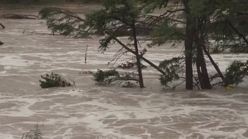 Inundaciones en Texas causan al menos 2 muertes en la misma región que fue devastada hace un año