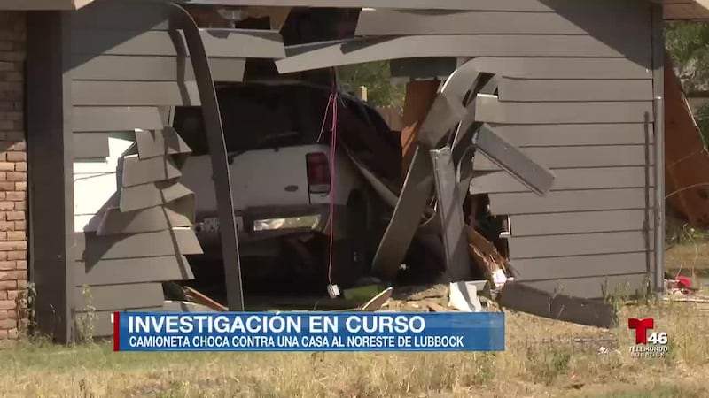 El conductor y un residente de la vivienda fueron trasladados al Centro Médico Universitario...