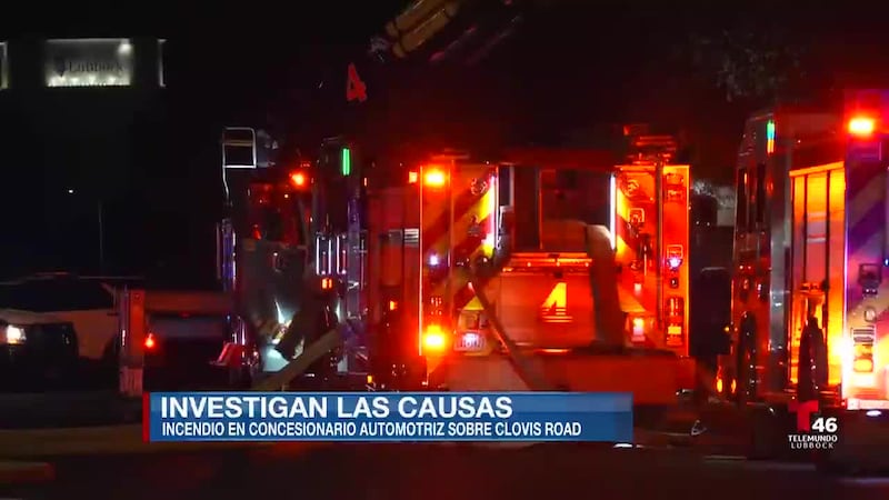 El fuego obligó a los bomberos a evacuar el edificio por riesgo de colapso estructural