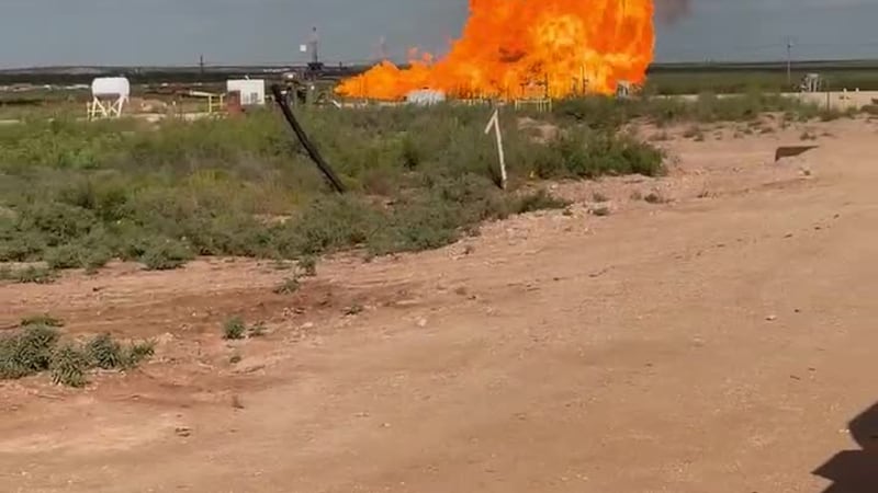 Las autoridades investigan un incendio ocurrido en un campo petrolero