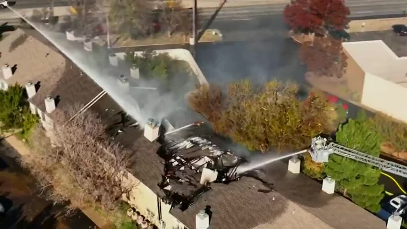 Equipo de bomberos responden a incendio en complejo de apartamentos al centro de Lubbock